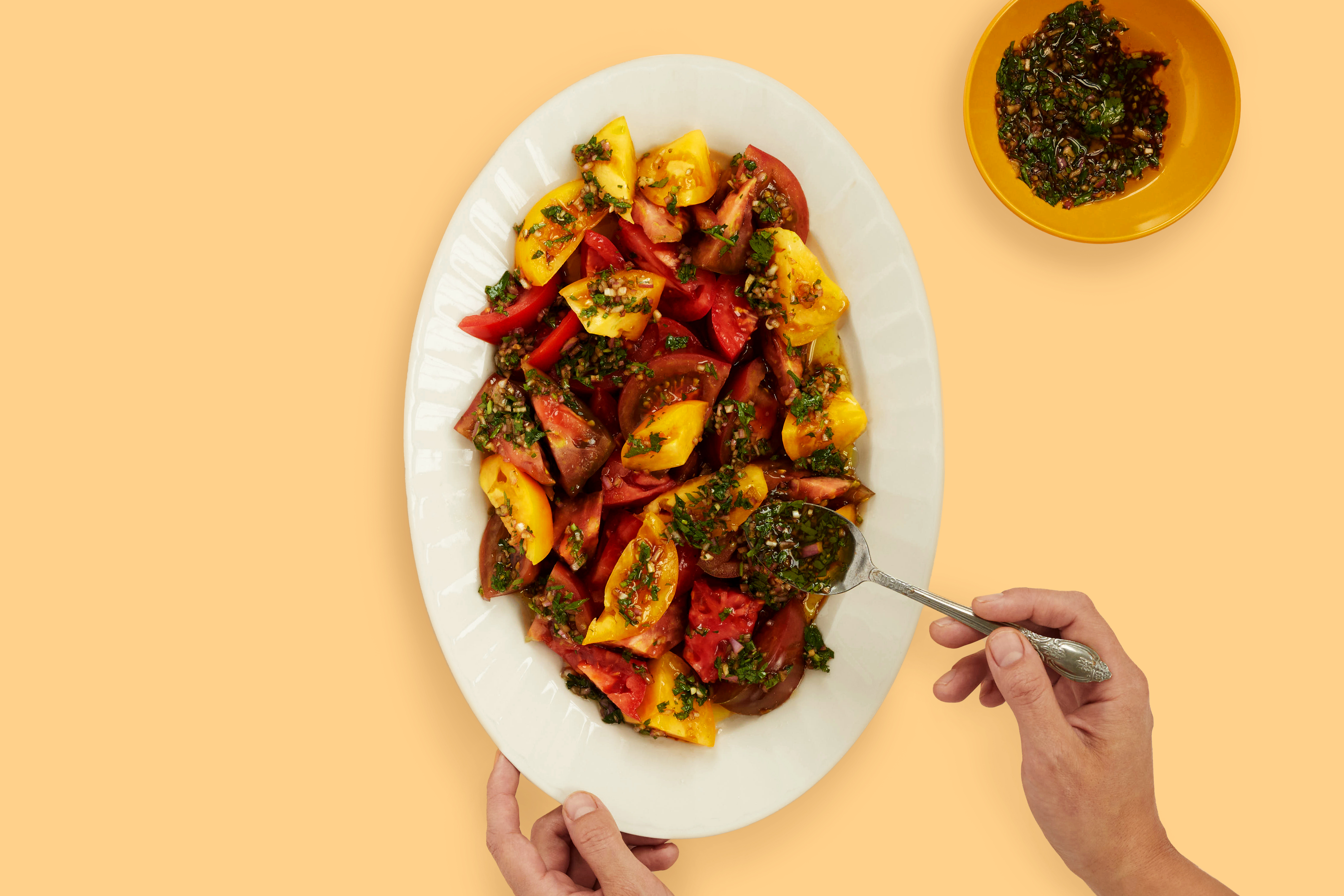 Assiette de tomates originelles, vinaigrette au persil et au balsamique